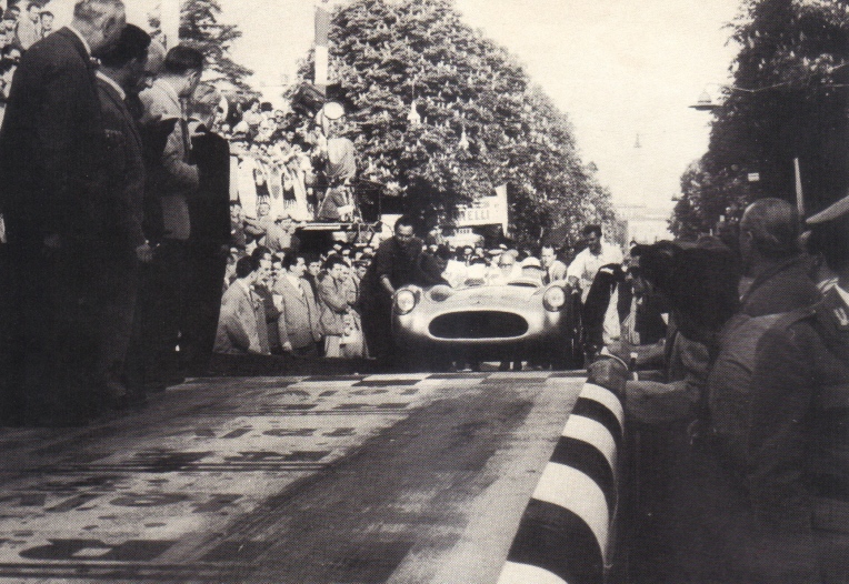 La 300SLR sur la plateforme de départ.