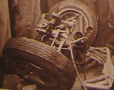 Le train avant de la Mercedes tel qu'il sera retrouvé dans le public Source : Le Miroir des Sports