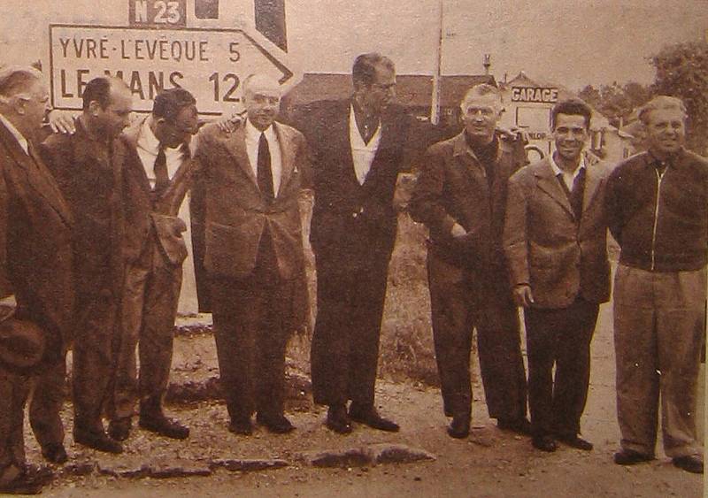 L'équipe Mercedes (de G. à D.) : Neubauer, Fangio, Moss, Levegh, Fitch, Kling, Simon, Uhlenhault Source : Le Miroir des Sports