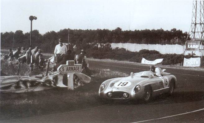 La Mercedes n°19 de JM Fangio et Stirling Moss qui porte les stigmates de la catastrophes au dessus de la calandre et sur le phare gauche, mènera jusqu'au retrait de l'écurie dans la nuit Source : Editions Altaya