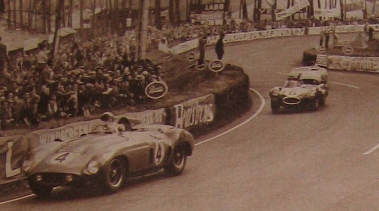 Castellotti en tête suivi de près par Hawthorn et Fangio Source : Le Miroir des Sports