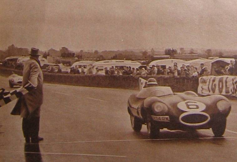 Hawthorn sous le drapeau à damier Source : Le Miroir des Sports