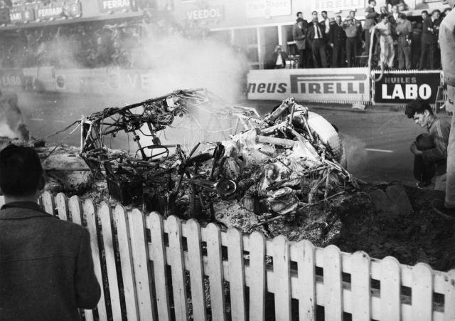 La Mercedes après l'extinction de l'incendie Source : AFP