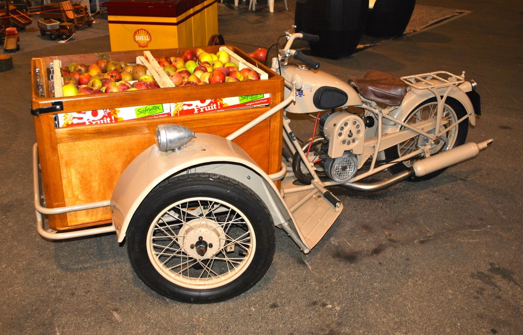 Le Salon accueille aussi une belle variété de motos, ici une Peugeot