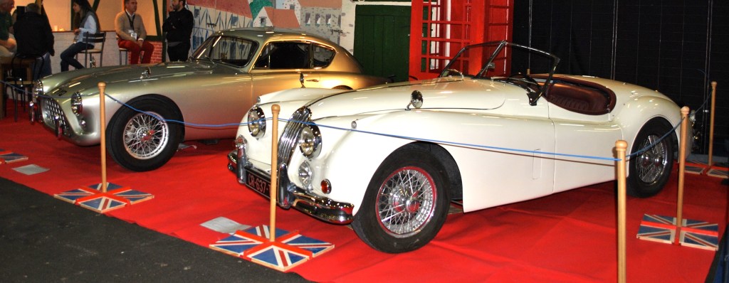 AC Aceca et Jaguar XK140 OTS sur le stand du VDC