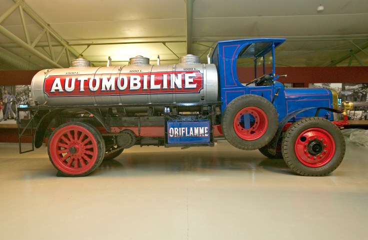 Camion à citerne d'essence comme on en trouvait en 1930 Source : Automobile Club de l'Ouest