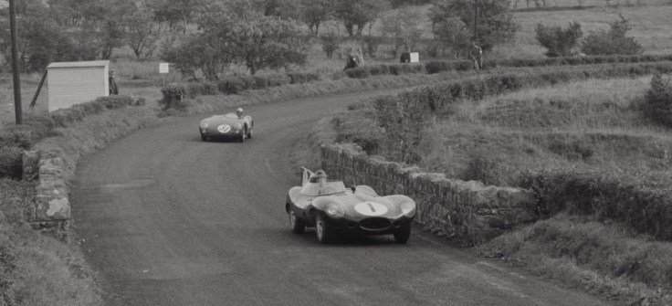 Mike Hawthorn venant de doubler une Porsche 550 Spyder Source : Collection George Phillips