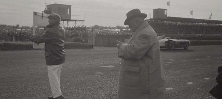 Alfred Neubauer observe le chrono du dernier tour de la 300SLR n°10