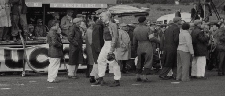 Mike Hawthorn qui franchit la ligne d'arrivée à pied après la casse du moteur de sa Jaguar Source : Collection George Phillips