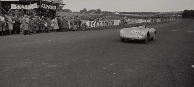 La Porsche 550 Spyder de Caroll Shelby franchit à son tour la ligne en 9ème position Source : Collection George Phillips