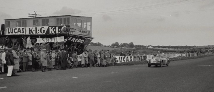 Chez RETROMOTIV, on aime la MGA. La voici qui franchit la ligne en 20ème position Source : Collection George Phillips