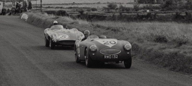 Lance Macklin, n°20, sur le point d’être doublé par la Ferrari de Maglioli/Trintignant, n°5 Source : Collection George Phillips