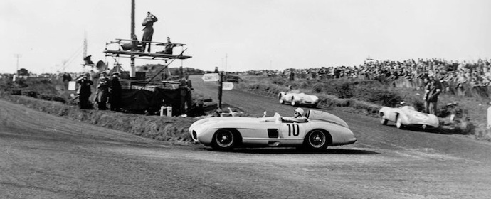 Stirling Moss en plein virage Source : Sportscardigest.com