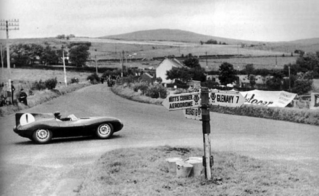Mike Hawthorn dans le même virage Source : hooniverse.com