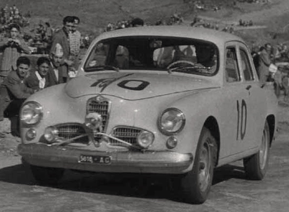 Alfa Romeo 1900 TI n°10, première voiture à s'élancer.