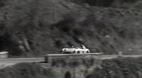 Avec le n°112, voici la 300SLR de Fangio et Kling.