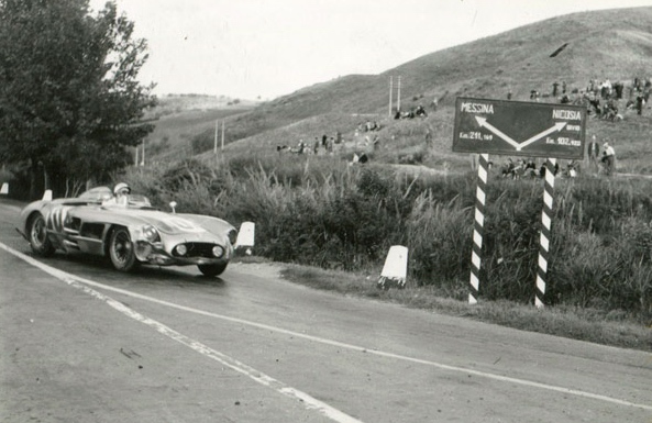 Il s'agirait de ne pas se tromper de route pour la 300SLR n°104 de Stirling Moss et Peter Collins.