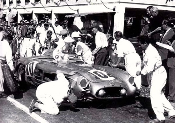 Ravitaillement et relais des pilotes entre Collins et Moss.