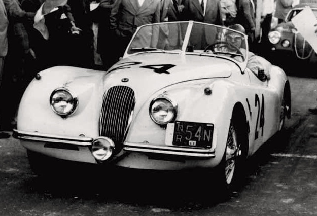 Seule et unique Jaguar à prendre le départ, la XK120 n°24 de Vella et Termini.