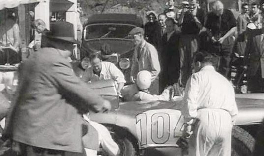 … toujours sous l'oeil d'Alfred Neubauer, omniprésent.