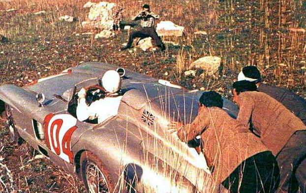 Aidé de quelques spectateurs, la 300SLR n°104 retourne sur la route.
