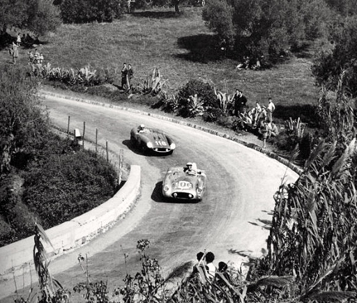 La Ferrai 860 Monza de Castellotti/Manzon (n°116) sur le point de doubler la Mercedes de Titterington/Fitch.