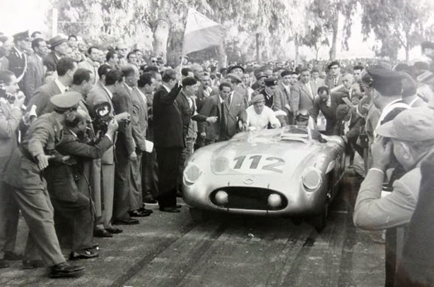 La n°112 est celle du duo Fangio/Kling.