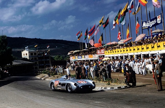 La n°112 devant la ligne des stands.