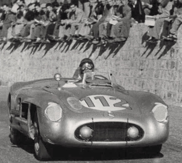 Sur cette série de photos, on voit que la voiture du duo Fangio/Kling a nettement moins souffert d'accrochages durant la course.
