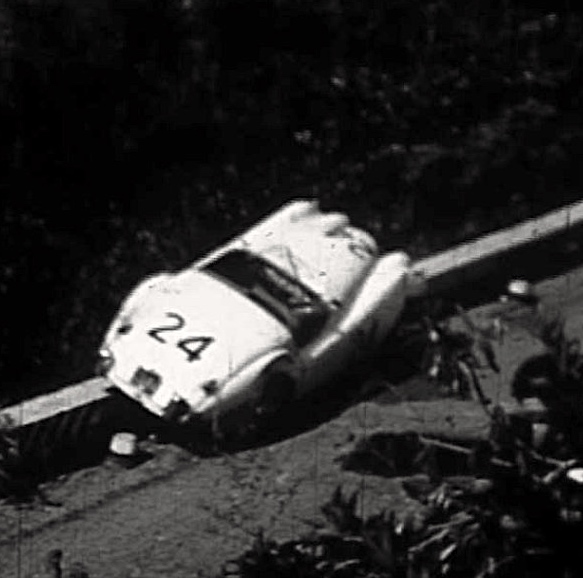 La XK120 n°24 de Vella et Termini après son accident.