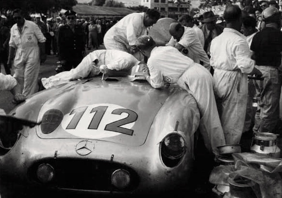 … au moment de refermer le bouchon de réservoir ...