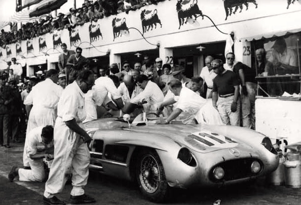 … celui ci n'est pas étanche. Fangio observe.