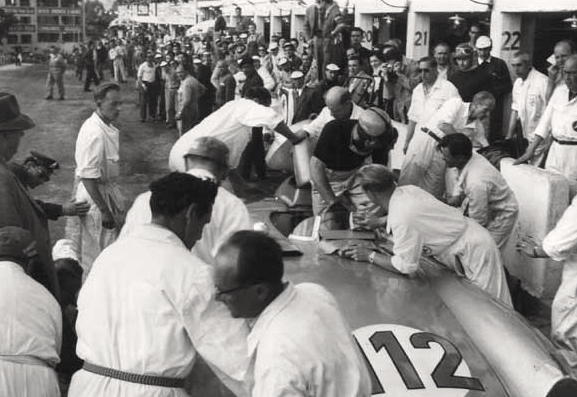 Fangio embarque dans la 300SLR.