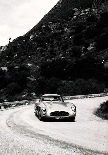 300SLR Coupe Uhlenhaut. Cette superbe voiture devait courir le Championnat en 1956, mais les hautes autorités de Mercedes à Stuttgart en ont décidé autrement.Tout comme lors du Tourist Trophy de Dunrod, elle permettra aux pilotes de s'entrainer avant la course.