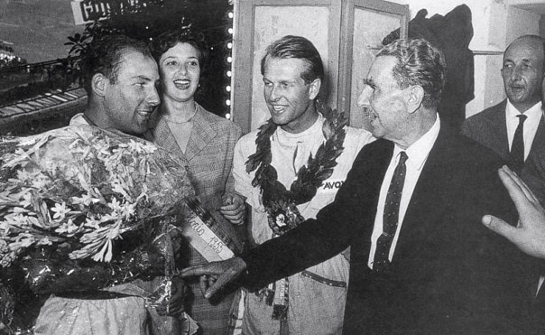 Moss et Collins recevant les félicitations de Vincenzo Florio.