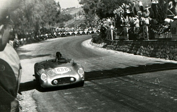 Les abords de la route sont par endroit envahis par les spectateurs.