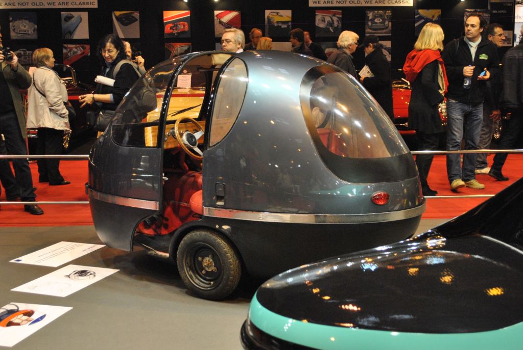 La City (1996) prototype d’une mini voiture citadine électrique à carrosserie coulissante conçu par le designer français Philippe Charbonneaux.