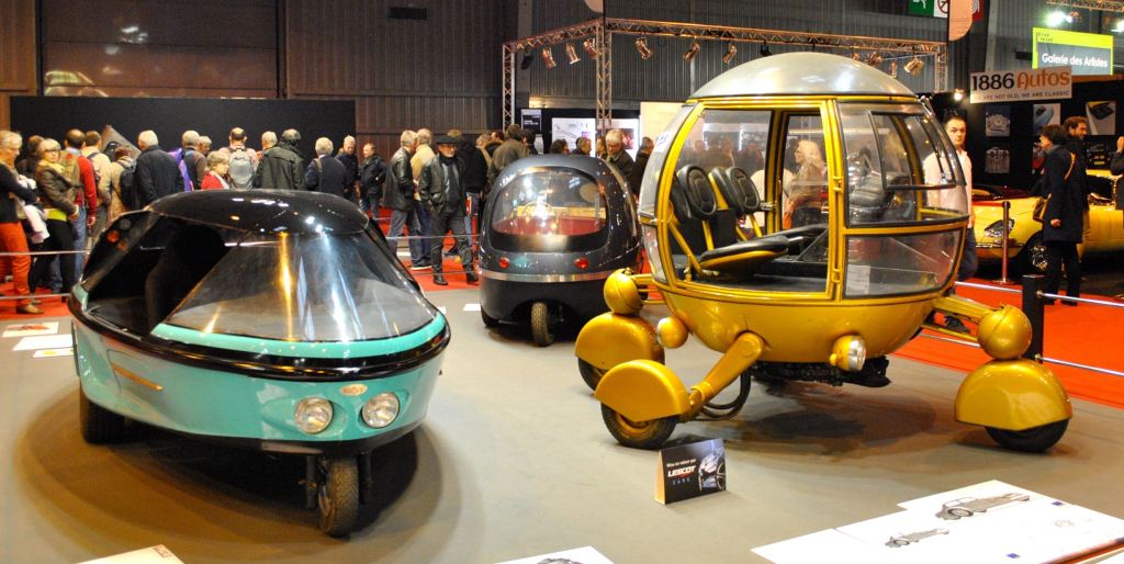 à gauche : L'Ellipsis (1990), prototype futuriste de Philippe Charbonneaux / à droite : L'Automodule (1968) conçu par Jean-Pierre Ponthieu pour une opération publicitaire.