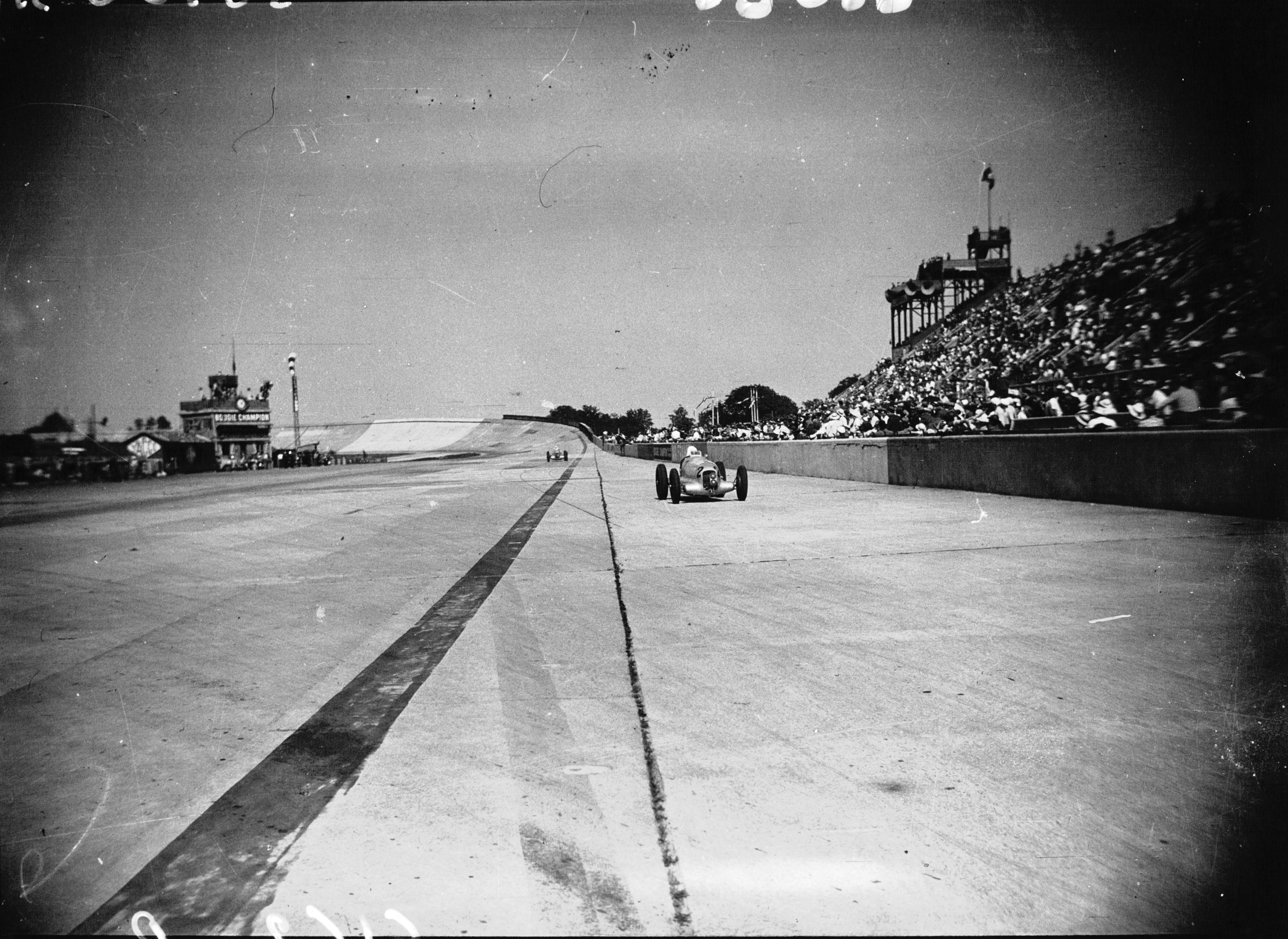 Rudolf_Caracciola_pitting_at_the_1935_French_Grand_Prix