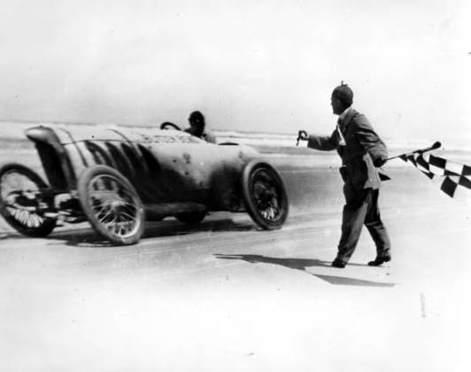 Barney_Oldfield_racing_the_Blitzen_Benz_at_Daytona_Beach,_Florida_(10137279833)